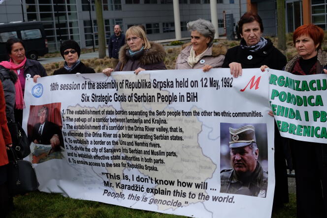 Des manifestants jeudi 24 mars devant le Tribunal pénal international de l'ex-Yougoslavie, où Radovan Karadzic est jugé.