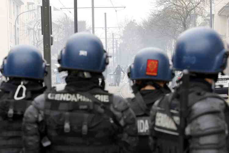 Face à face tendu entre les manifestants nantais et les forces de l'ordre.