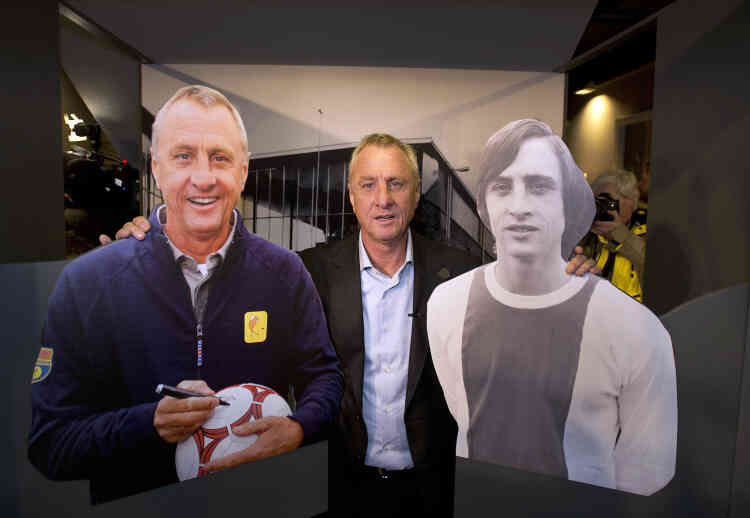Johan Cruyff a vécu plusieurs vies footballistiques. Il a tout d'abord été l'un des plus grands joueurs de l'histoire avant de devenir l'un des entraîneurs les plus novateurs.