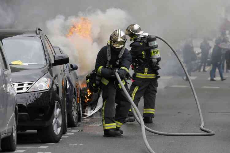 La manifestation a dégénéré jeudi après-midi à Paris, avec deux voitures incendiées.