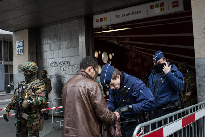Fouille à l'entrée de la station de métro De Brouckère, à Bruxelles, mercredi 23 mars.