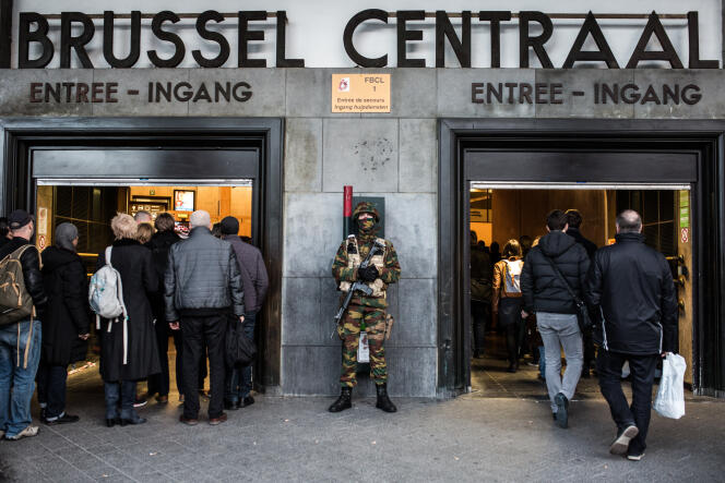 Un militaire belge à la gare centrale de Bruxelles, le 23 mars.