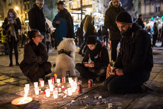 Fleurs et bougies pour se recueillir en mémoire des victimes des attentats du 22 mars, en face de la Bourse de Bruxelles, le 23 mars.