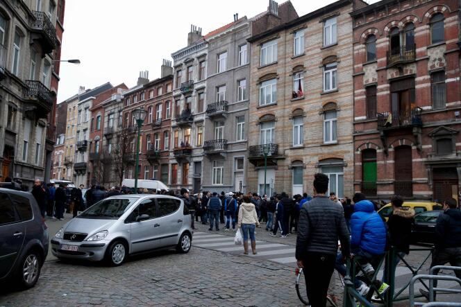 Le 18 mars 2016, la police belge a arrêté cinq personnes lors de raids antiterroristes dans le quartier de Molenbeek, à Bruxelles, dont Salah Abdeslam et la famille qui l’a hébergé.
