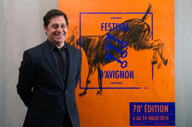 Olivier Py, le directeur du Festival d'Avignon, devant l'affiche de la 70e édition qui se déroulera du 6 au 24 juillet 2016.