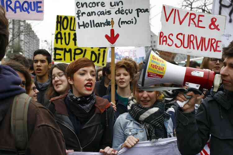 A Paris, plusieurs milliers d'étudiants et de lycéens, rejoints par des salariés, ont commencé à manifester à 13 h 30, de Montparnasse aux Invalides.