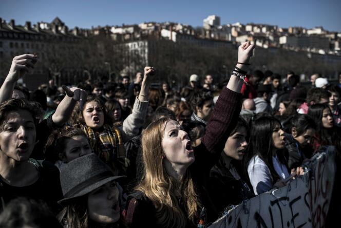 Lors d'une manifestation d'étudiants contre la réforme du droit du travail à Lyon le 17 mars 2016.
