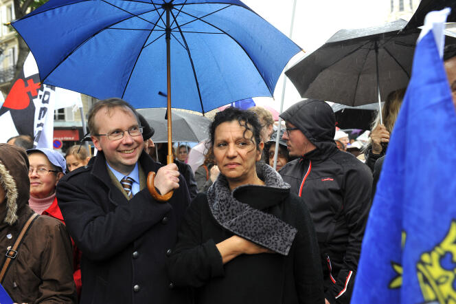 Farida Belghoul et Alain Escada, secrétaire général de Civitas, lors d'un défilé d'hommage à Jeanne d'Arc à Paris le 11 mai 2014.