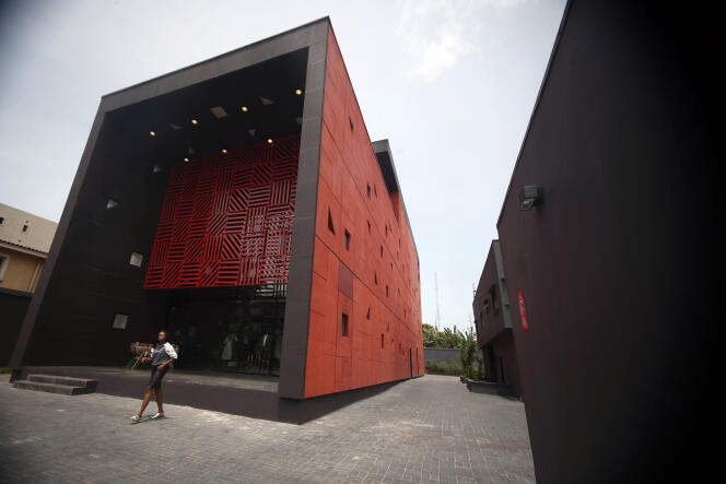 Le bâtiment cubique d'Alara, conçu par l'architecte David Adjaye.