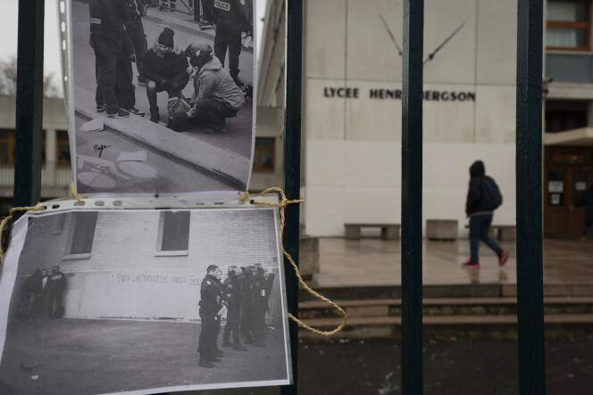 Des images de la confrontation avec la police le 24 mars affichée sur les grilles de la cité scolaire Henri-Bergson dans le 19e arrondissement de Paris.