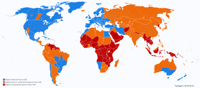 En bleu, les pays qui appliquent le changement d'heure. En orange, ceux qui y ont renoncé.