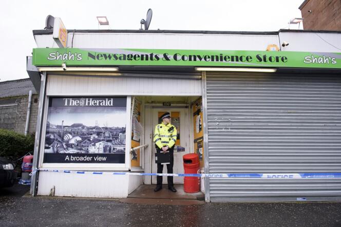 Un policier devant la boutique d'Asad Shah, un commerçant populaire de Glasgow tué jeudi 24 mars.
