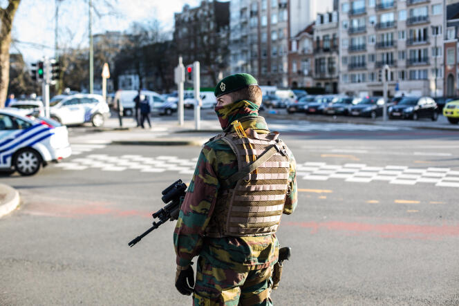 Un policier à Meiser, à Bruxelles, le 25 mars 2016.