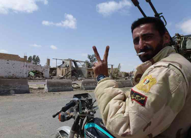 Un soldat des troupes loyalistes fait le V de la victoire. La reprise de Palmyre efface la défaite cuisante du régime de Bachar Al-Assad en mai 2015.