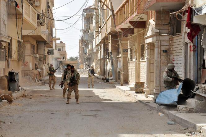 Des soldats de l'armée syrienne dans les rues de Palmyre, le 27 mars.