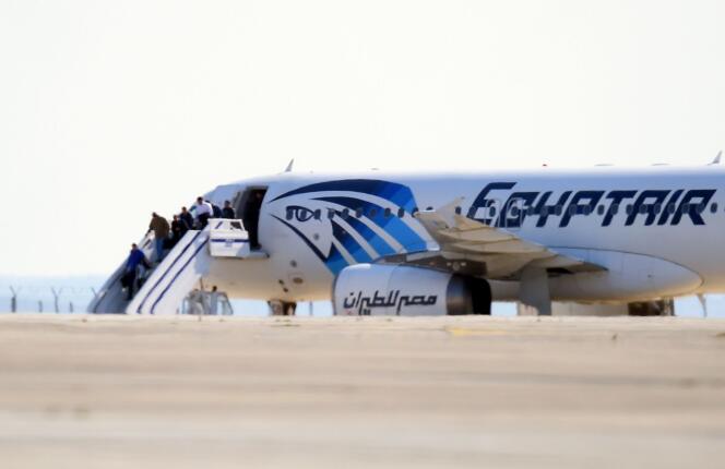 L’avion détourné de la compagnie Egyptair, à l’aéroport Larnaka, à Chypre, le 29 mars.