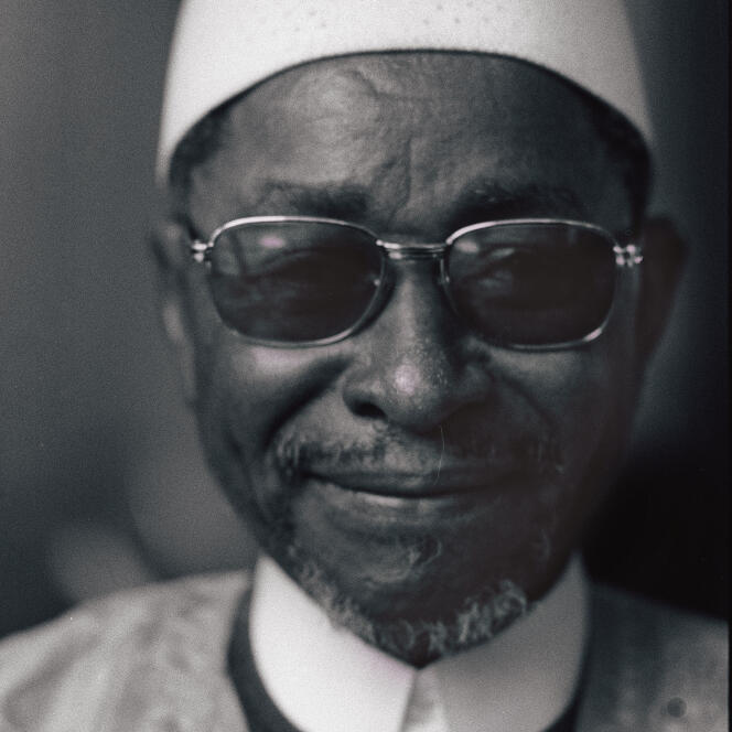 L'écrivain malien Amadou Hampaté Ba (1901-1991) à Paris, le 12 avril 1975, lors de la remise du prix littéraire d'Afrique Noire, pour son livre 