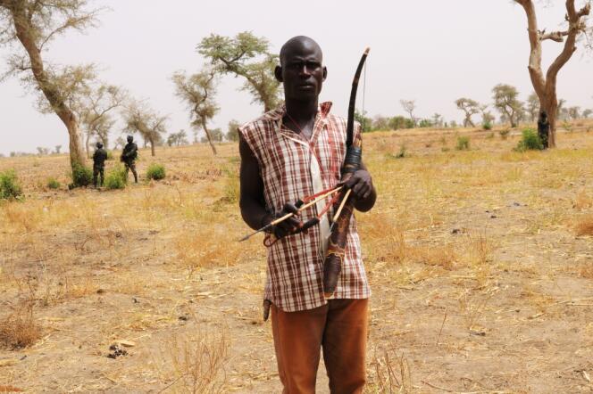 Un membre d'un comité de vigilance à Kerawa, dans le nord du Cameroun.