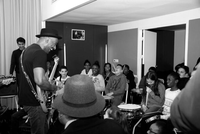 Marcus Miller rencontre les enfants de l'association Les Petits Riens à Paris dans le 19e arrondissement, le 29 mars 2016.