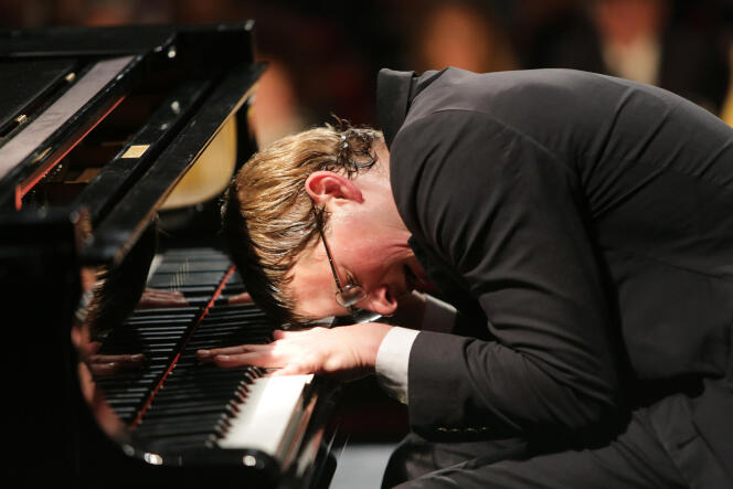 Thomas Coumans interprète Hugo, un génial pianiste autiste.