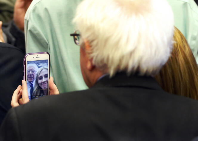 Le candidat démocrate Bernie Sanders pose pour une selfie avec une militante lors d'un meeting à Kenosha, dans le Wisconsin, mercredi 30 mars 2016.