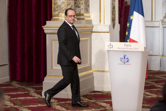François Hollande à l'Elysée, mercredi 30 mars 2016, annonçant son renoncement à la réforme de la Constitution.