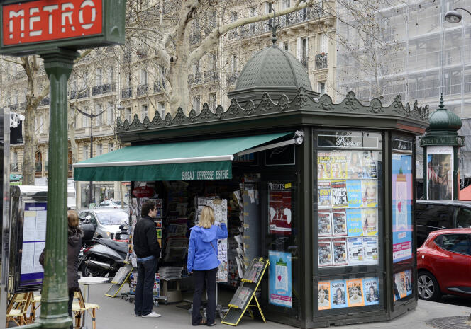 Un kiosque de journaux, à Paris, en 2013.
