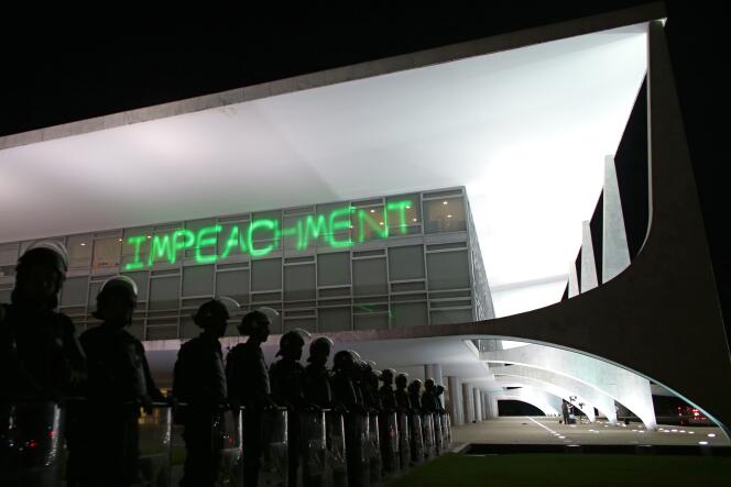 Des policiers gardent le palais présidentiel de Brasilia, sur lequel des manifestants ont projeté le mot « destitution », le 21 mars.