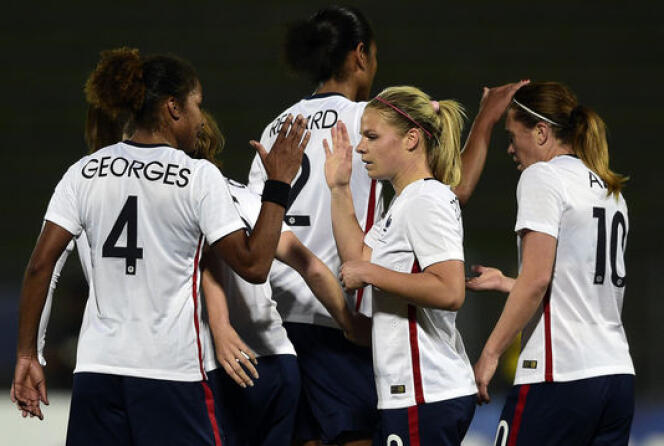 L'équipe  de France féminine de football.