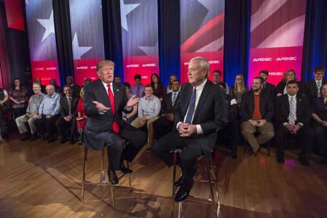 Le candidat à l'investiture républicaine Donald Trump face au journaliste Chris Matthews sur la chaîne MSNBC, lors d'un débat public à Green Bay, dans le Wisconsin, mercredi 30 mars 2016.
