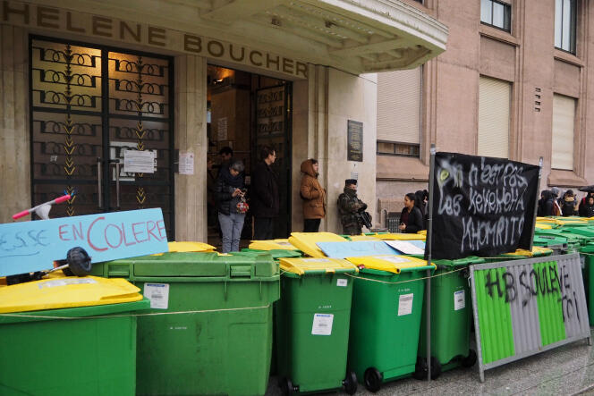 Blocus des lycéens devant le lycée Hélène Boucher, à Paris, le 31 mars 2016.