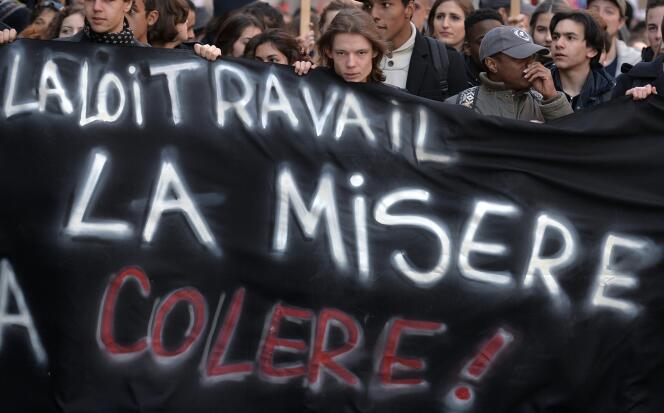 Des étudiants brandissent une banderole contre la loi du travail lors d'une manifestation à Strasbourg, le 17 mars 2016.