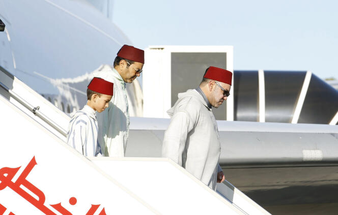 Le roi Mohammed VI et le prince Moulay Rachid, en 2014 à Tunis.