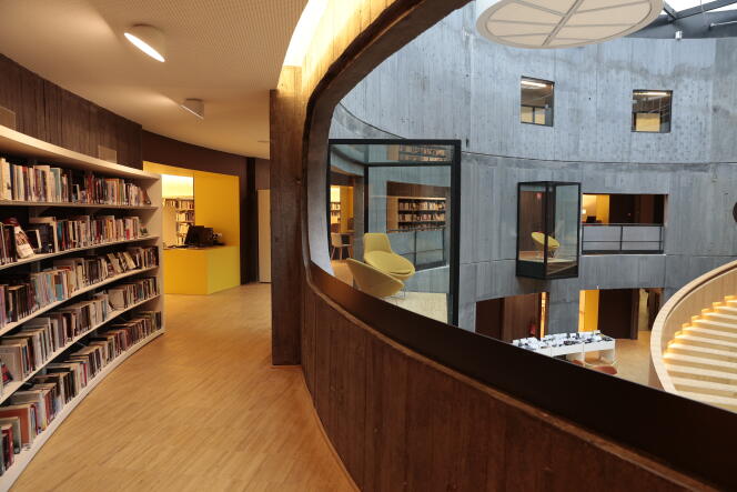 Le petit volcan de l'Espace Oscar-Niemeyer, au Havre, a été transformé en bibliothèque.