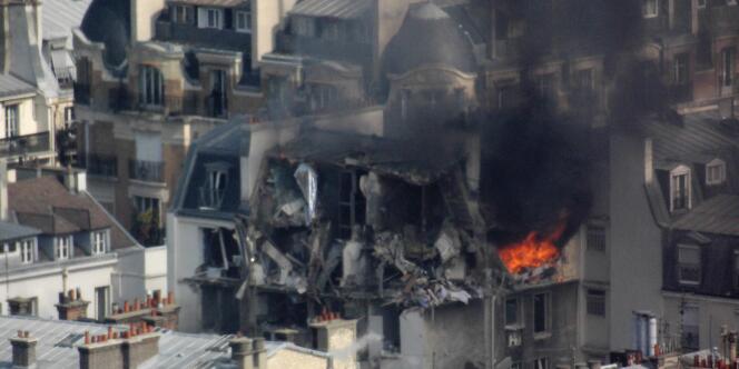La déflagration a éventré une partie des étages supérieurs et du toit d'un immeuble, rue de Bérite, dans le 6e arrondissement de Paris.