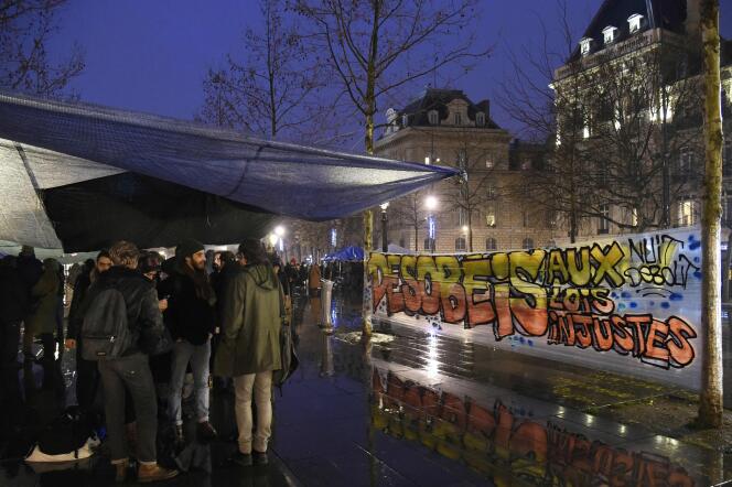« Désobéis aux lois injustes », peut-on lire sur une bannière place de la République à Paris, dans le cadre de l'opération « Nuit debout ».