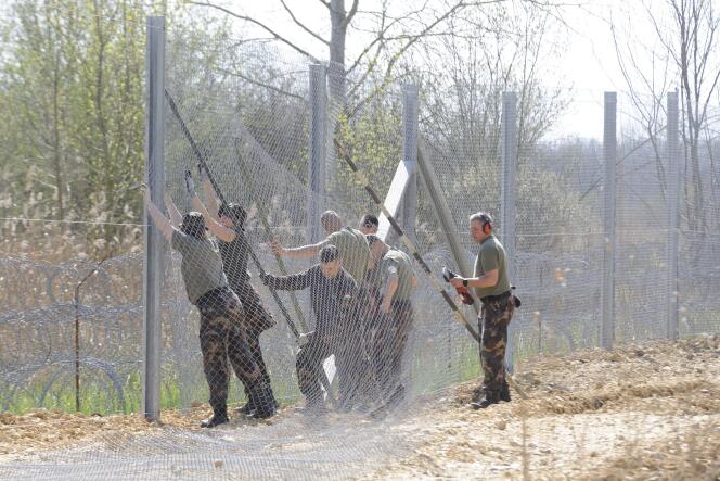 Des soldats hongrois érigent une clôture à la frontière avec la Serbie, près de Kelebia, le 3 avril 2016.