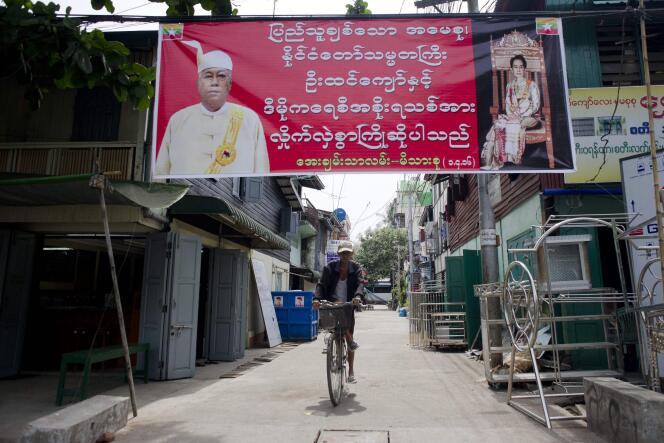 Banderole à la gloire du nouveau président Htin Kyaw et d'Aung San Suu Kyi dans une rue de Rangoun, le 2 avril.