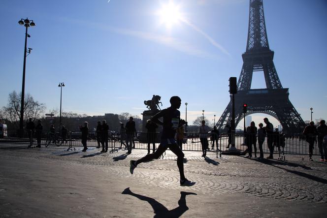 Un coureur durant le marathon de Paris, dimanche 3 avril.