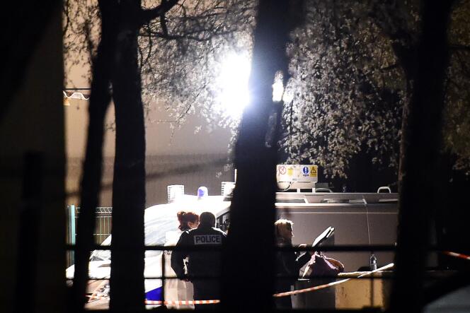 Des policiers inspectent les lieux d'une fusillade ayant eu lieu quelques heures auparavant à la cité Bassens de Marseille le 3 avril 2016.