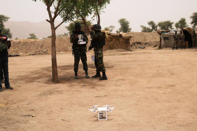 Un drone prenant peu à peu son envol lors d'une simulation dans le camp militaire d’Ashigashiya, au Cameroun.