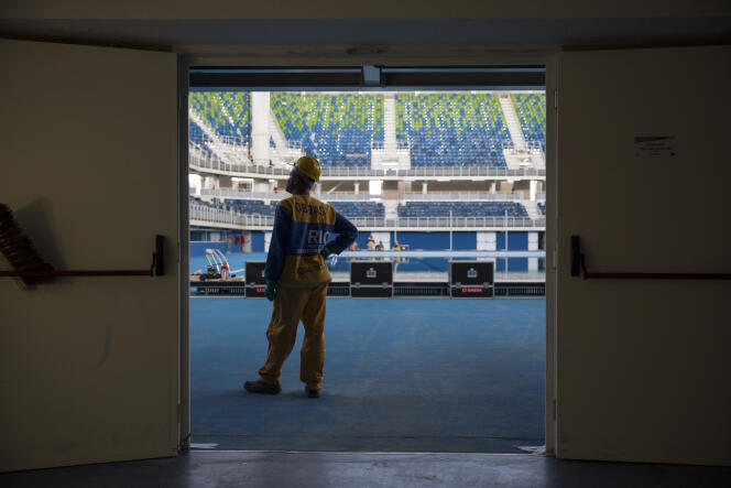 Un ouvrier se tient à l’intérieur de l’Olympic Aquatics Stadium, qui accueillera les Jeux olympiques de Rio de Janeiro, en août 2016.