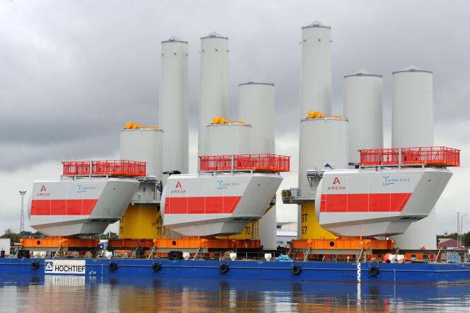 Des nacelles et des mâts d’éoliennes d’Areva sur le port de Bremerhaven (Allemagne).