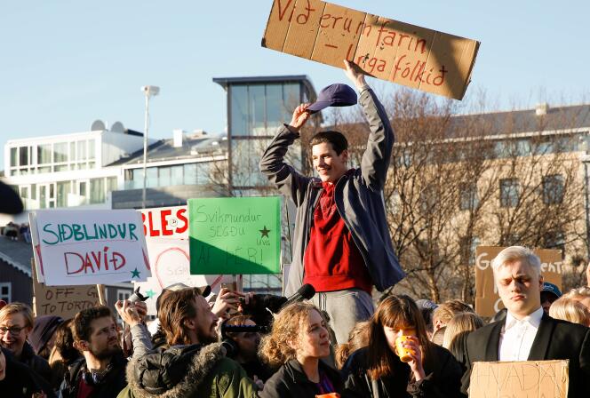 Plusieurs milliers de manifestants avaient réclamé lundi la démission de Sigmundur David Gunnlaugsson.