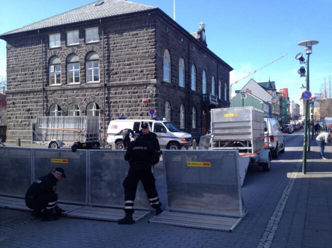 La police islandaise installe des barrières en vue de la manifestation lundi 4 avril au soir en Islande après les révélations de 