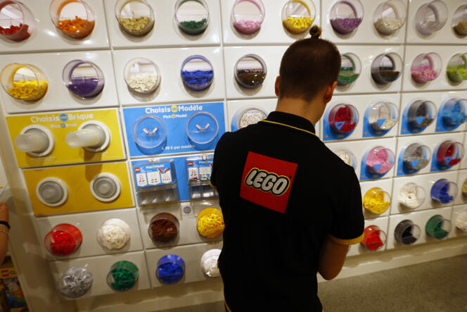 A l'intérieur du nouveau Lego Store du Forum des Halles à Paris.
