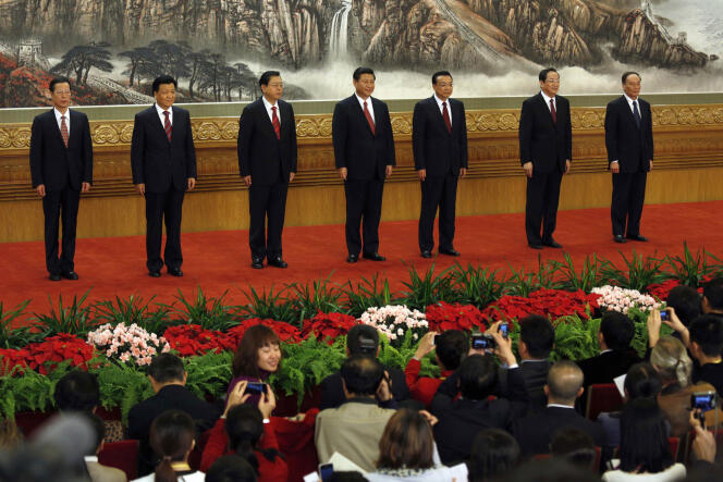 À partir de la gauche, les membres du nouveau Politburo Standing Committee: Zhang Gaoli, Liu Yunshan, Zhang Dejiang, Xi Jinping, Li Keqiang, Yu Zhengsheng and Wang Qishan, rencontrent les journalistes dans le Grand Hall du Peuple, à Pékin, le 15 novembre 2012.