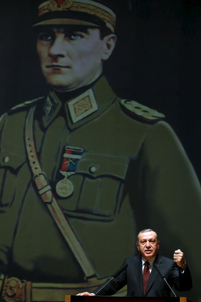 Le Président Turc Tayyip Erdogan à l'académie militaire d'Istanbul, avec derrière lui un portrait du fondateur de la Turquie moderne, Atatürk, le 28 mars 2016.