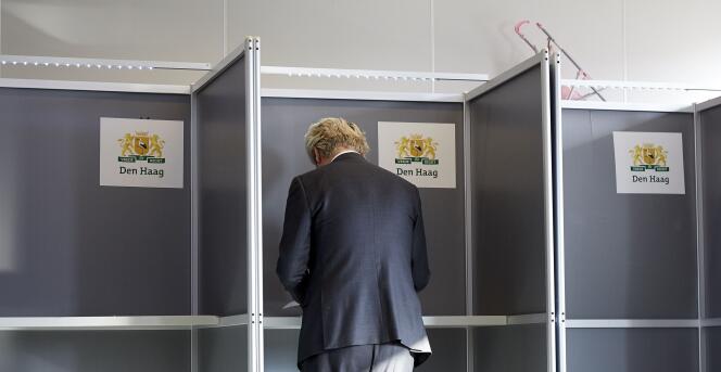 Geert Wilders, leader du Parti pour la liberté (PVV), formation d’extrême droite, votait à La Haye, le 6 avril.