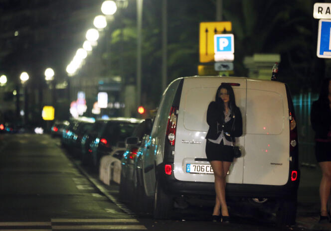 Une prostituée en attente de clients à Nice, le 28 mars 2013.
